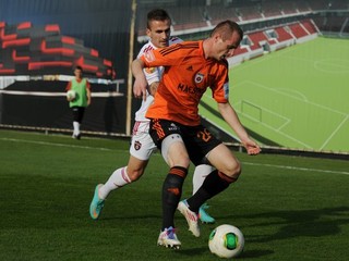 Vľavo hráč FC Spartak Trnava Ján Chovanec a hráč MFK Ružomberok Martin Nosek.