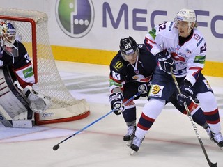 Martin Bakoš (v strede) prihral na gól.