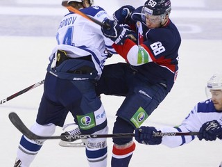 Slovanista Marko Daňo pri zrážke so súperom v zápase KHL.