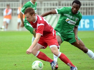 Peter Nworah (vpravo).