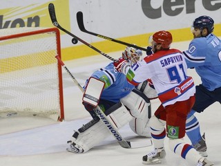 Hráč Slovana Zdeňek Kutlák (vpravo) a hráč CSKA Moskva Oleg Saprykin pred brankárom Slovanu Jaroslavom Janusom v poslednom domácom zápase (2:3).