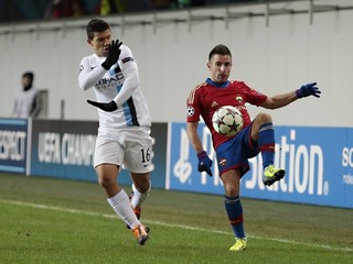 Zoran Tošič (vpravo) z CSKA a Sergio Aguero.