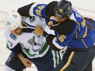 Ryan Reeves zo St. Louis (vpravo) a Tom Sestito z Vancouvru v bitke.