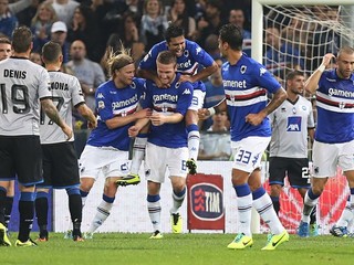 Obranca Sampdorie Shkodran Mustafi (v strede) dostáva gratulácie od spoluhráčov.