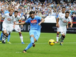 Gonzalo Higuain strieľa gól z jedenástky.