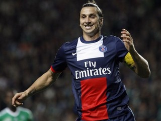 Zlatan Ibrahimovič beží za loptou v zápase v St. Etienne.