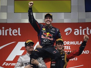 Staronový majster sveta Sebastian Vettel na pleciach svojich najväčších súperov na Veľkej cene Indie - druhého v cieli Nica Rosberga (vľavo) a Romaina Grosjeana.