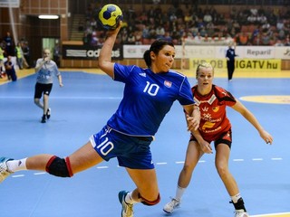 Petra Benušková zo Slovenska strieľa na bránku.