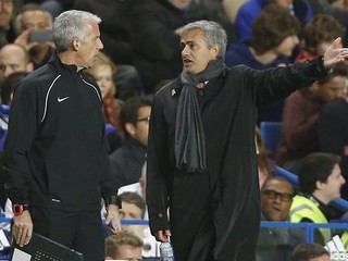 Jose Mourinho (vpravo) čosi vysvetľuje rozhodcovi so svetelnou tabuľkou pri čiare počas zápasu Chelsea - City.