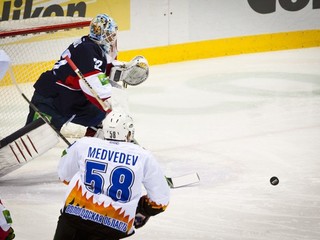 Brankár Slovana Jaroslav Janus a hráč Severstaľ Čerepovec Alexej Medvedev.