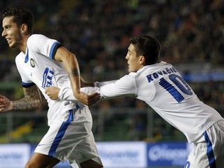 Ricardo Alvarez (vľavo) a spoluhráč z Interu Mateo Kovačič.