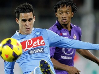 José Callejón z Neapola (vľavo) a Juan Guillermo Cuadrado z Fiorentiny.