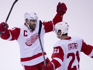 Tomáš Tatar oslavuje gól so Švédom Henrikom Zetterbergom.