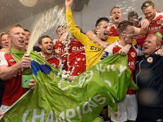 Radosť hráčov tímu St Patrick's Athletic po zisku titulu v írskej lige, ktorá je jednou z najslabších v Európe.