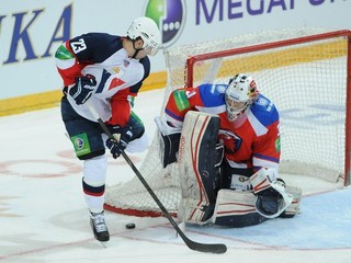 Z hokejovej KHL Lev Praha - Slovan Bratislava 15. januára 2013 v Prahe. Na snímke Andrej Kudrna (Slovan) pred brankárom Jakubom Šťepánkom.