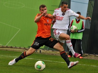 Na snímke vpravo hráč Trnavy Radoslav Ciprys a hráč MFK Ružomberok Tomáš Ďubek v zápase 16. kola. Trnava prehrala 1:4.