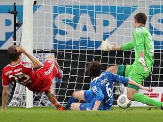 Thomas Müller dáva víťazný gól Bayernu.