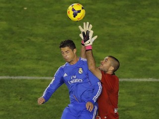 Cristiano Ronaldo a brankár Ruben z tímu Rayo Vallecano.