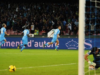 Marek Hamšík (v strede vzadu) sa teší zo svojho gólu.
