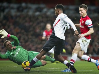 Daniel Sturridge z Liverpoolu sa snaží dať gól brankárovi Arsenalu Wojciechovi Szczesnemu.