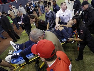 Tréner Houstonu Kubiak skolaboval počas zápasu NFL