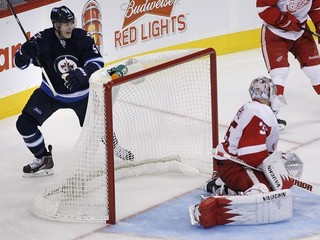 Mark Scheifele z WinnipegU (vľavo) oslavuje gól Matta Halishchuka v sieti Jimma Howarda.