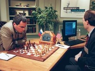 Garry Kasparov v šachovej partii proti počítaču Deep Blue.
