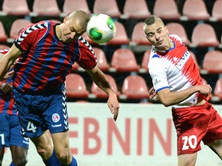 Petr Pavlík zo Senice v hlavičkovom súboji s Michalom Obročníkom zo Zlatých Moraviec v odvete štvrťfinále.