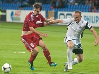 Norbert Gyömbér ešte v drese Banskej Bystrice (vľavo).