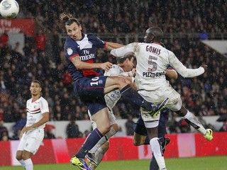 Zlatan Ibrahimovič pri jednom zo svojich gólov. Do siete Nice trafil trikrát.