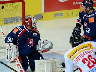 Prekonaný brankár Ján Laco, vpravo Tomáš Starosta a gól strieľa uprostred Etienne Froidevaux.