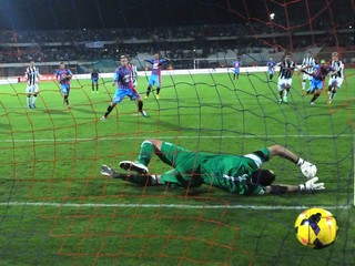 Gól z penalty dal takto Argentínčan Maxi Lopez.