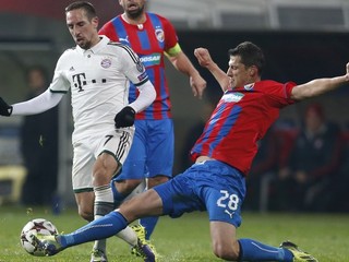 Takto bojoval Marián Čišovský (vpravo) a hráčom Bayernu Franckom Ríbery.