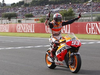 Španiel Marc Marquez počas osláv majstrovského titulu.