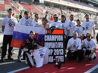 Richard Gonda (vľavo dole) s fanklubom po zisku titulu v Barcelone.