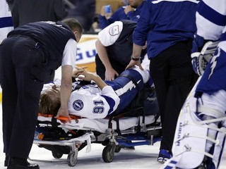 Tampe sa zranil kanonier Steven Stamkos, prehrala v Bostone 0:3.