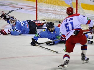 Brankár Jaroslav Janus a Jonathan Sigalet zo Slovana a Igor Fefelov z CSKA.
