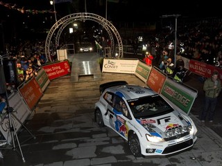 Sébastien Ogier priebežne vedie rely na waleskej šotoline.