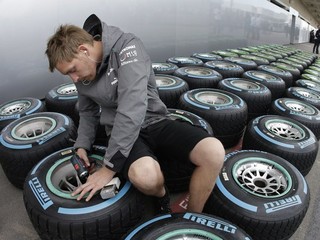Na víkendové preteky F1 sa pripravujú aj mechanici.