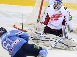 Kapitán Slovana Milan Bartovič takto v druhej tretine prekonal Garona v bránke Omsku.