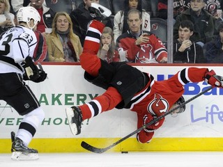 Jaromíra Jágra (v červenom drese New Jersey) ani v jeho veku protihráči nešetria.