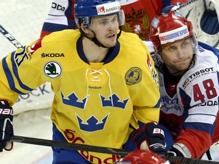 Ruský hokejista Jevgenij Birjukov a švédsky hokejista David Ullström v zápase Euro Hockey Tour na Karjala Cupe medzi Švédskom a Ruskom.