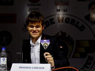 Nór Carlsen je novým šampiónom, Anandovi nedal šancu