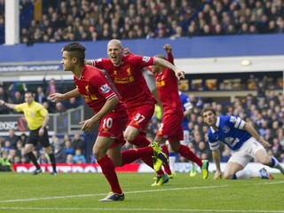 Takto sa Martin Škrtel (číslo 37) a Philippe Coutinho tešia z prvého gólu Liverpoolu.