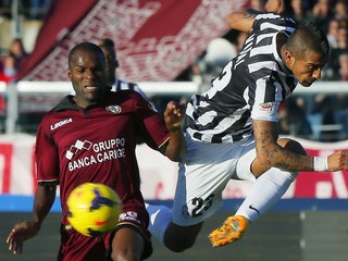 Futbalistu Juventusu Artura Vidala (vpravo) sa o loptu snaží obrať hráč Livorna Innocent Emenghara.