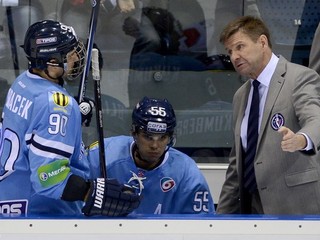 Vpravo tréner Slovana Rostislav Čada, vľavo Libor Hudáček a uprostred Mário Bližňák.