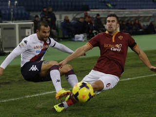 Obranca Cagliari Francesco Pisano (vľavo) a stredopoliar AS Roma Kevin Strootman.