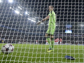Brankár Leverkusenu Bernd Leno inkasuje ďalší a ďalší gól.