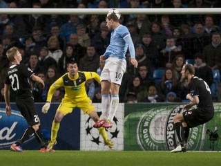 Edin Džeko takto dáva gól Matúšovi Kozáčikovi v bráne Plzne.