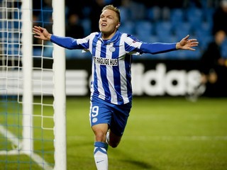 Holanďan Mick Van Buren z dánskeho Esbjergu sa teší z gólu.